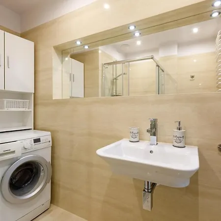 Urban Chic - Great Location - 2 Bedrooms& Legnicka Daire