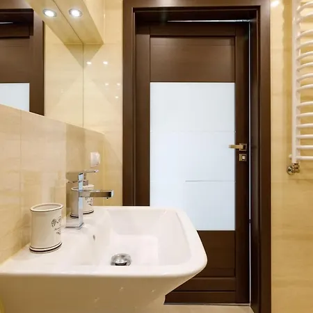 Urban Chic - Great Location - 2 Bedrooms& Legnicka Apartment *