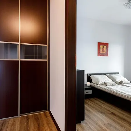 Daire Urban Chic - Great Location - 2 Bedrooms& Legnicka