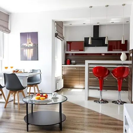 Urban Chic - Great Location - 2 Bedrooms& Legnicka Apartment *