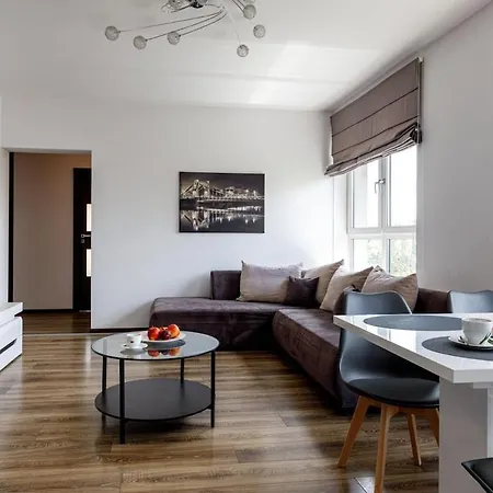 Urban Chic - Great Location - 2 Bedrooms& Legnicka